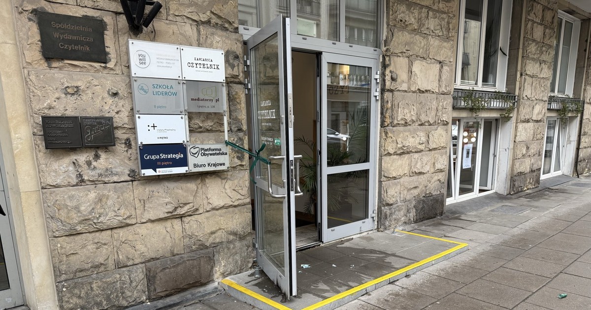 Koktajl Mołotowa rzucony w siedzibę PO. Akcja policji obok Sejmu