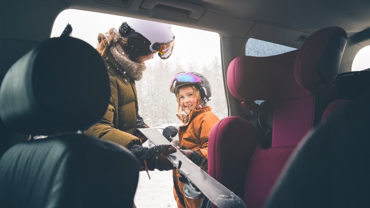 Viete, ako správne naložiť lyžiarsky výstroj? A dovoľujú predpisy vôbec prepravu lyží a snowboardov v kabíne vozidla?
