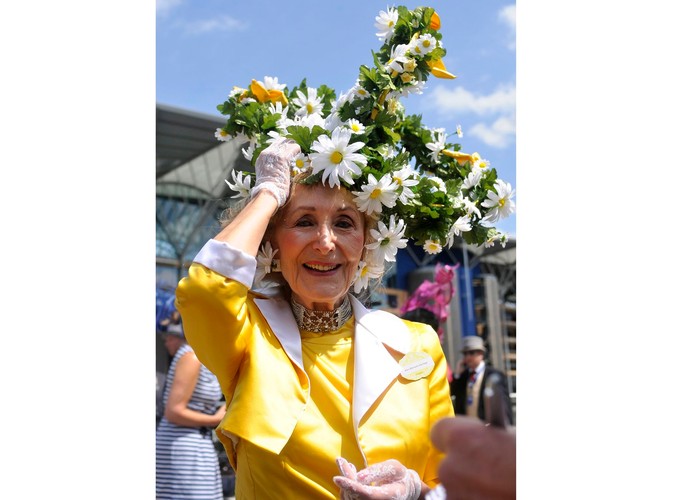 Jeden z kapeluszy pierwszego dnia wyścigów konnych w Ascot