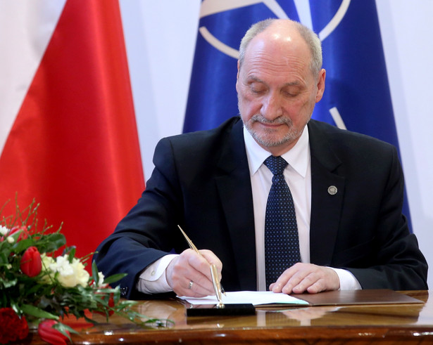 PO: Macierewicz robi cyrk. To może wywołać wojnę z Rosją