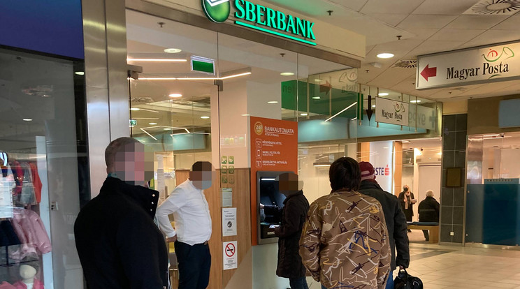 Orosz bank magyar ügyfelei - senki nem tudja, mi történik majd szerdán, mikor újra kinyit a bank / Fotó: Olvasóriporter