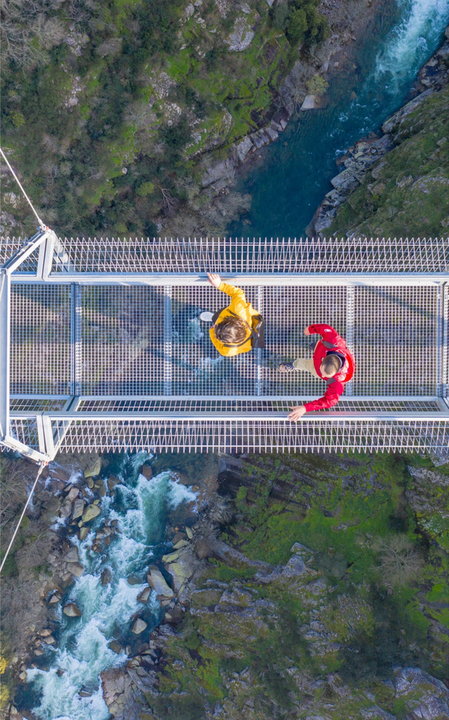 Najdłuższy wiszący most dla pieszych otwarto w Portugalii.