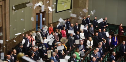 Zdumiewające sceny w Sejmie. "Pieniądze" latały nad głowami posłów. Interweniowała Straż Marszałkowska [ZDJĘCIA]