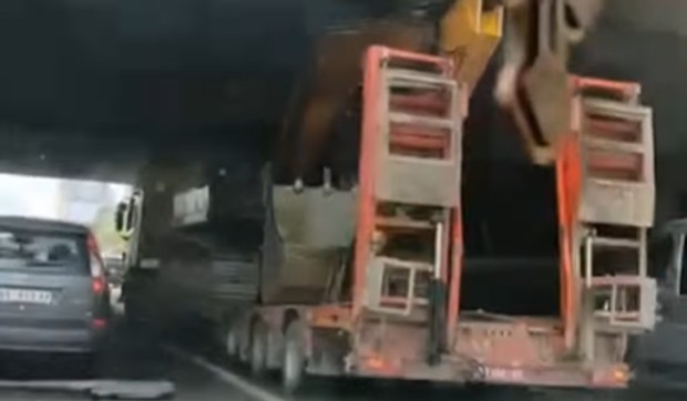 Kamion zaglavljen ispod nadvožnjaka
