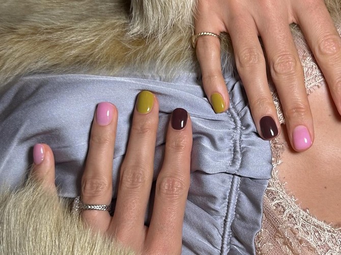Trend "mismatched nails" vlada u svetu manikira