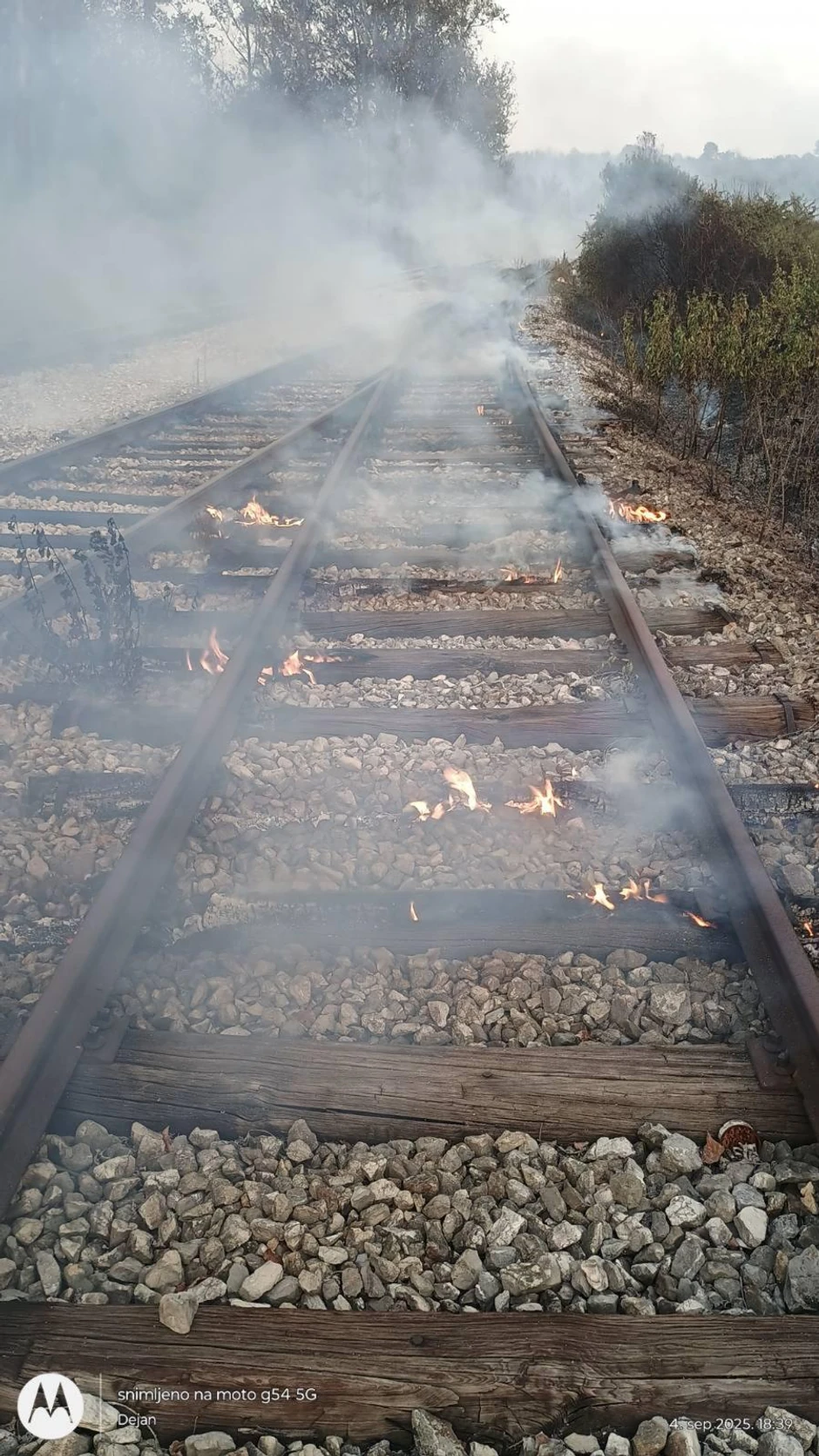 Požar kraj pruge u Brusniku