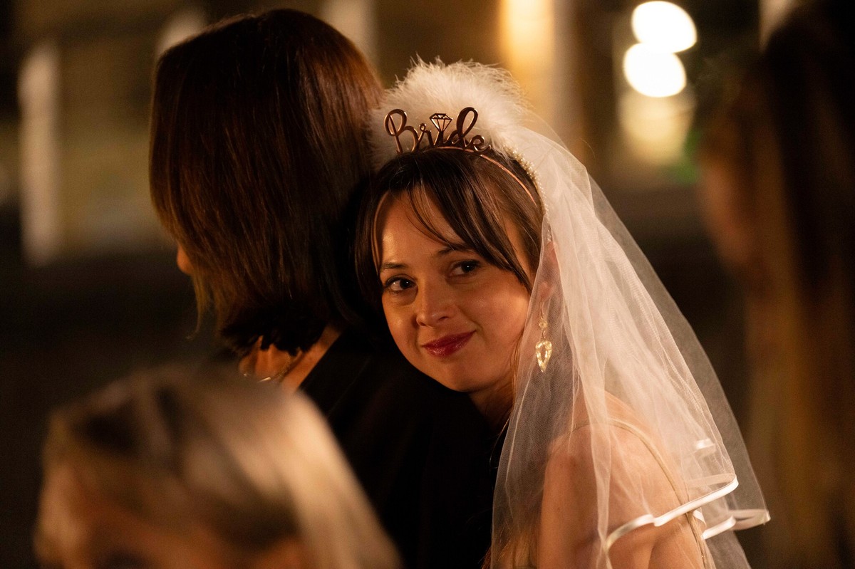 Elizabeth Roberts jako Liv Stern w pierwszym odcinku serialu "Rozstania: Barcelona"