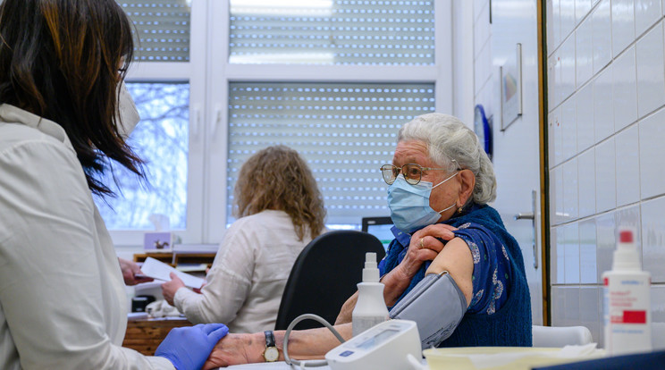 Egy idős nő vérnyomását mérik, mielőtt megkapja a Pfizer-BioNTech koronavírus elleni vakcinájából készített oltóanyagot a Fejér Megyei Szent György Egyetemi Oktatókórház oltópontján 2021. február 7-én / Fotó:MTI/Vasvári Tamás