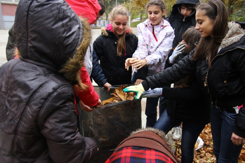 Osmaci OŠ "Filip Višnjić" skupljaju otpad za kompostiranje