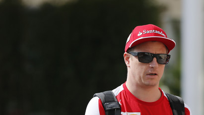 Kisfiával tesztel Kimi Räikkönen