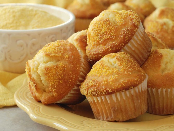 7772_Slani-kukuruzni---stock-photo-close-up-of-corn-muffins-on-plate-with-bowl-of-corn-meal-and-additional-muffins-in-the-background-shutterstock_6577783