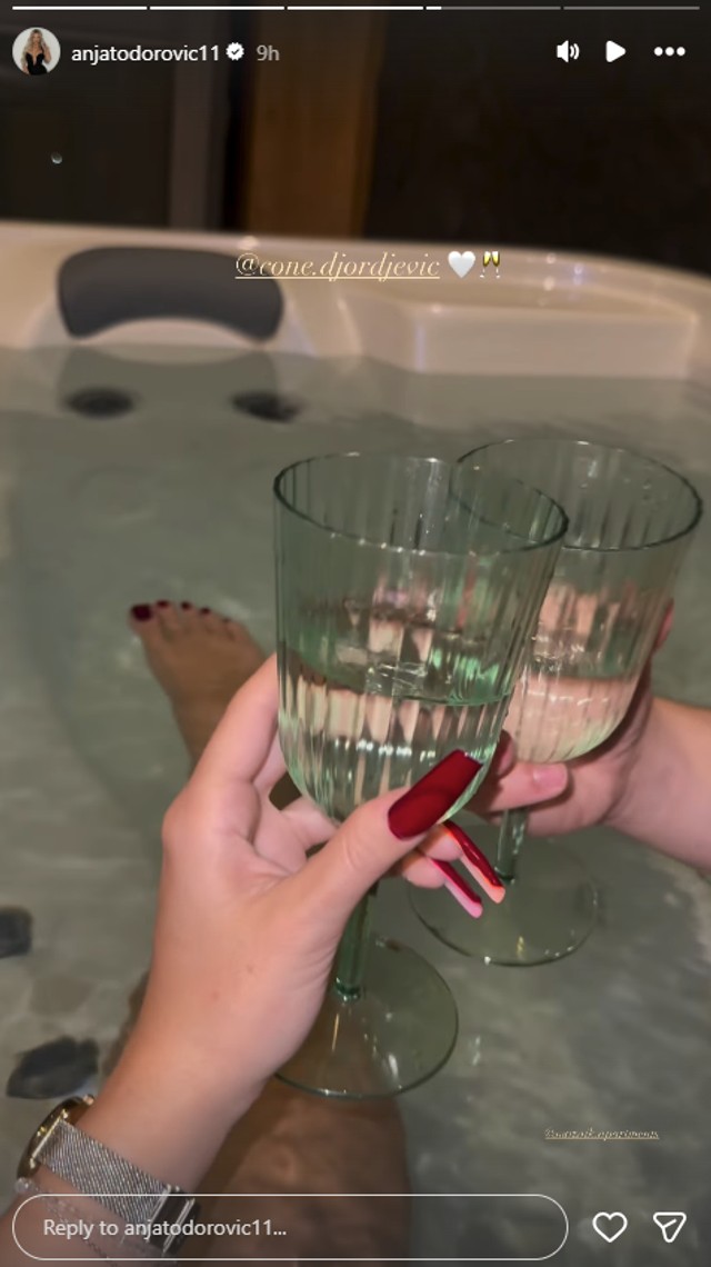 Anja Todorović u džakuziju sa dečkom