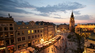 Francuz tęsknił za dziewczyną i malował serca na zabytkach