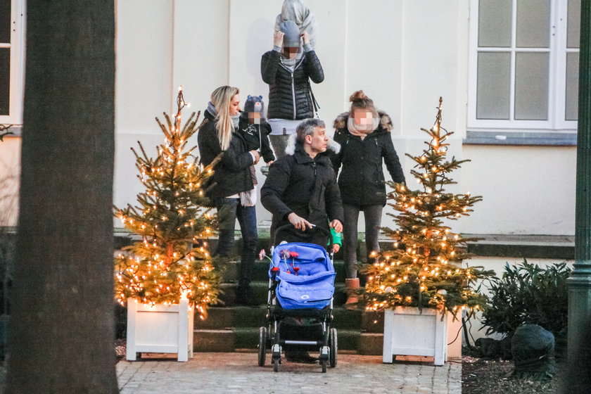Michał Żebrowski z żoną Aleksandrą i dziećmi na spacerze w parku