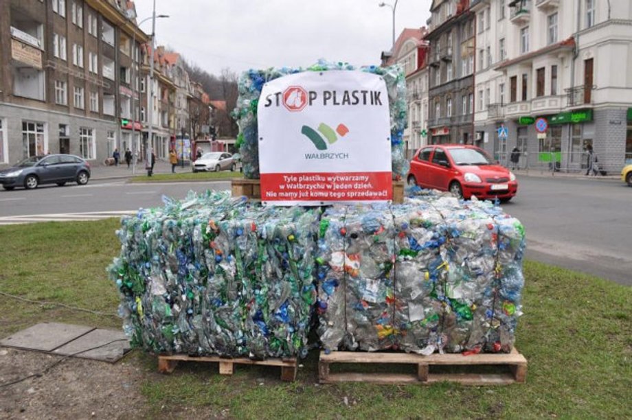 Instalacja akcji "Stop plastik" w Wałbrzychu