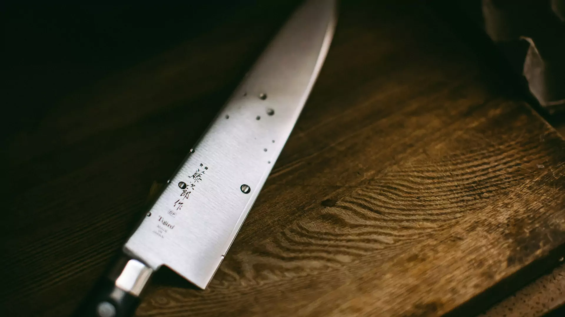 Nóż santoku ze stali damasceńskiej ma 67 warstw i jest niezniszczalny. Pioruńsko ostry, nic do niego nie przywiera