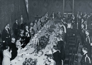 Altruiści i sybaryci. Jak deprawowały się elity II RP?