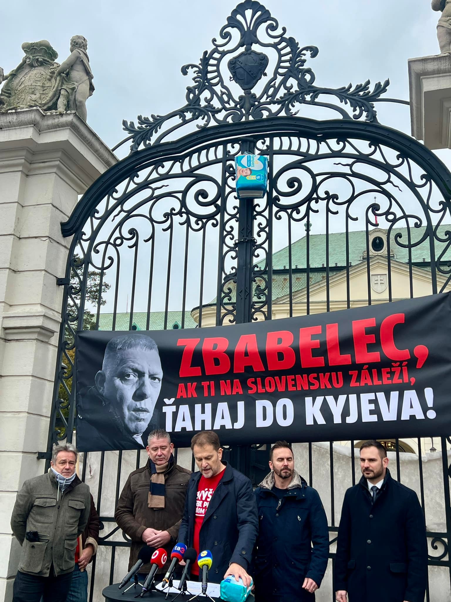 Igor Matovič počas tlačovej konferencie pred Úradom vlády SR.