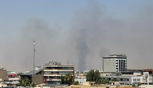 Dim nakon eksplozija blizu vojne baze sa američkim snagama u Irbilu, Irak, 24. jula