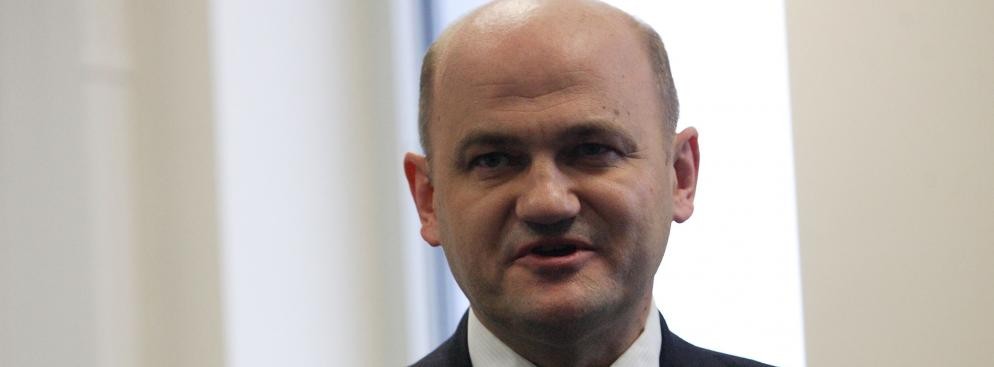 <b>Sławomir Żygowski, prezes Nordea Banku</b><br>
Przed kolejnym prezesem Nordea Banku stoi trudne zadanie - wprowadzić nową strategię działania, jednocześnie oszczędzając i ograniczając liczbę pracowników oraz oddziałów. <br>
Nordea Bank jeszcze niedawno należał bowiem do grupy najszybciej rozwijających się instytucji finansowych w Polsce. Wraz z nadejściem kryzysu dobra passa się skończyła. Nowy prezes musi teraz zrobić wszystko, by uniknąć by uniknąć sprzedaży polskiej spółki przez właściciela.