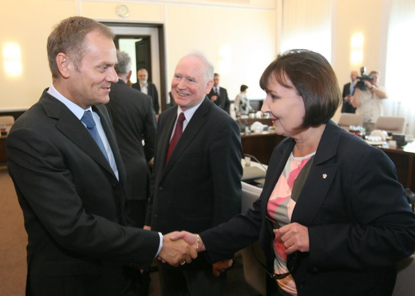 Donald Tusk i Jolanta Fedak podczas posiedzenia rządu w maju 2009 r.