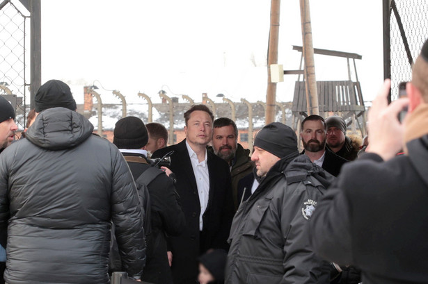 Właściciel Tesli i platformy X Elon Musk (C) podczas wizyty na terenie byłego niemieckiego obozu koncentracyjnego Auschwitz II-Birkenau w Brzezince.