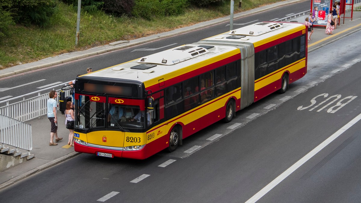 Od niedzieli wiele linii, w tym metro, na stałe wraca do przedwakacyjnych rozkładów jazdy. Autobusy będą jeździć częściej. Na niektórych liniach zmieniły się trasy i zostały uruchomione dodatkowe przystanki. Sprawdź zmiany!