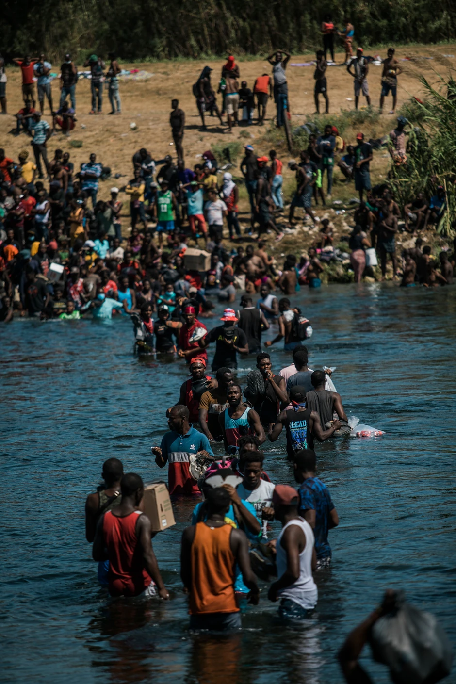 Migranti iz Haitija prelaze Rio Grande