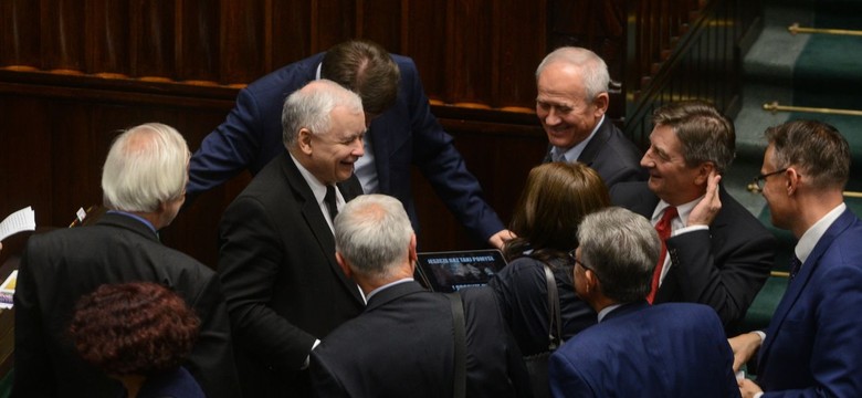 Burzliwa debata w Sejmie ws. TK. "Środkowy palec pokazał do reszty posłów!"