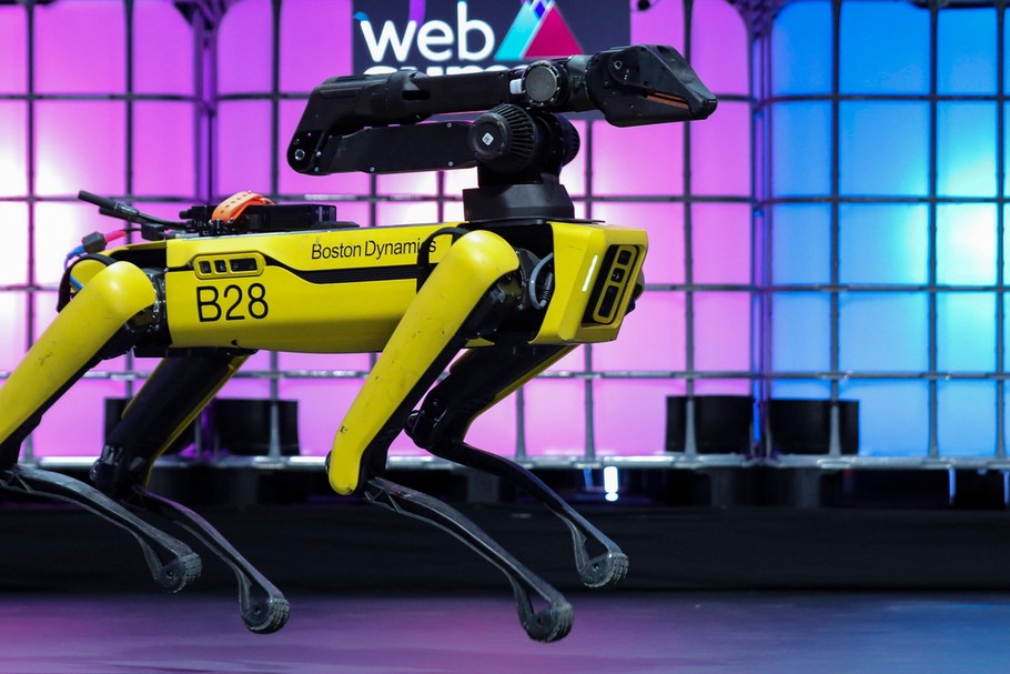 Czworonożny robot Spot firmy Boston Dynamics. Prezentacja podczas 2019 Web Summit, 7 listopada 2019, Lizbona