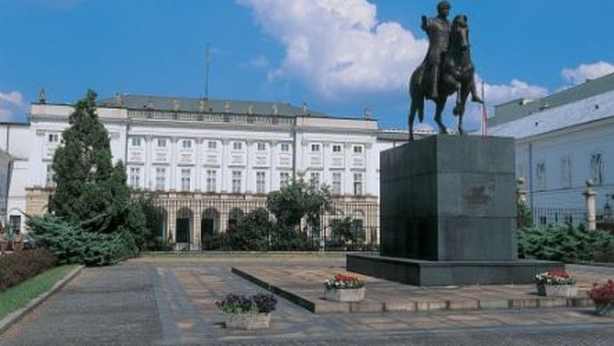 Kancelaria Prezydenta w piątek wieczorem poinformowała o odsłonięciu tablicy upamiętniającej ofiary katastrofy smoleńskiej w kaplicy Pałacu Prezydenckiego - podał serwis tvn24.pl