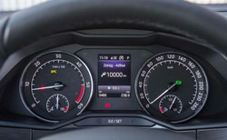 Jakie jest znaczenie tajemniczej kontrolki? Występuje tylko w niektórych autach