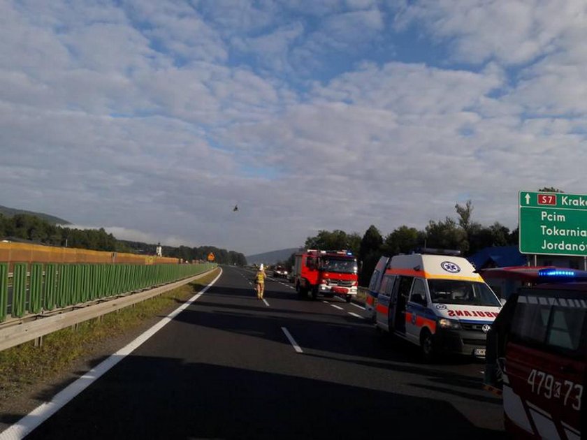 Makabryczny wypadek na zakopiance. Pasażer wyskoczył z jadącego auta