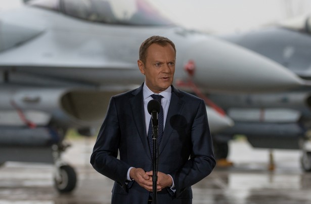 Premier Donald Tusk przemawia w trakcie spotkania z polskimi i amerykańskimi żołnierzami stacjonującymi w 32. Bazie Lotnictwa Taktycznego w Łasku, 14 bm. (mgo) PAP/Grzegorz Michałowski. 14.04.2014