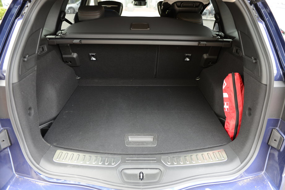 Renault Koleos dCi ma niemal 600-litrowy bagażnik, co docenimy, gdy przyjdzie zapakować rzeczy na długi wyjazd.