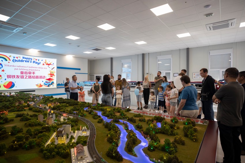 U nastavku programa radionice, srpski mališani - deca čeličnih prijatelja i njihovi roditelji su uz pomoć četkica i bojica na papir preneli slike brze pruge