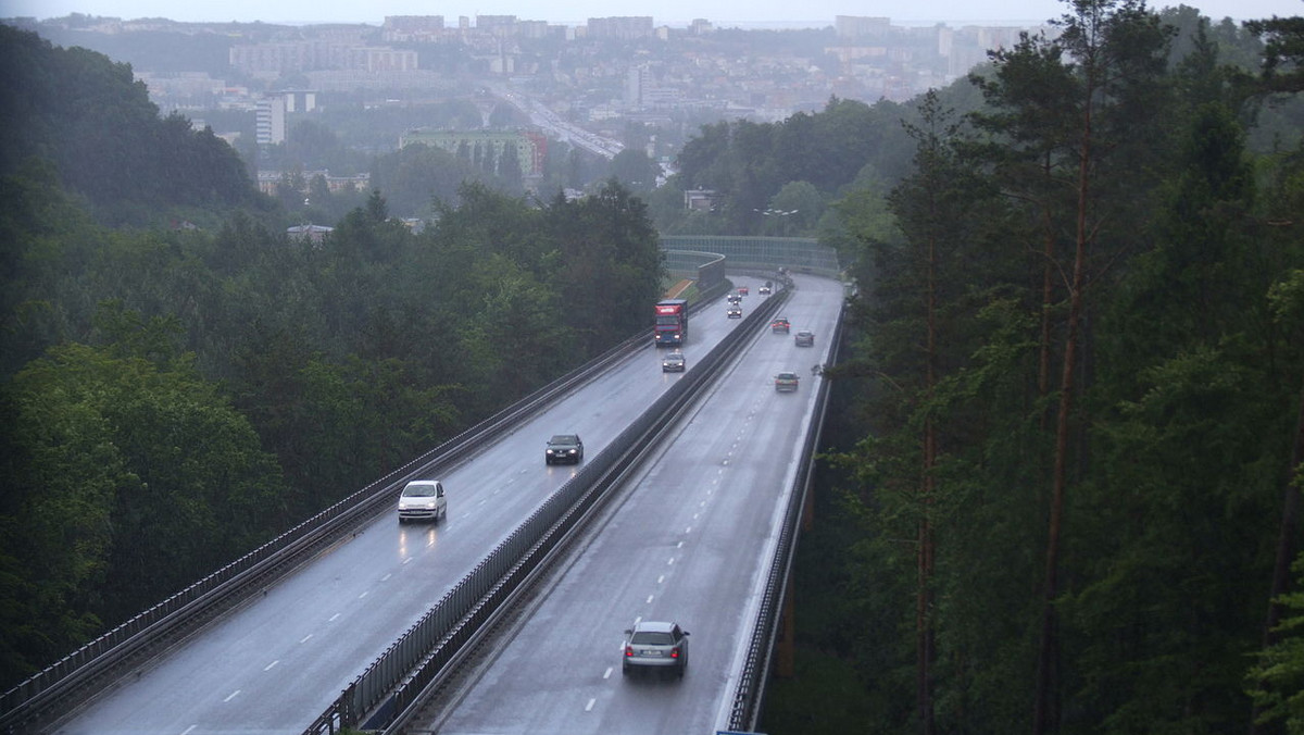 To będą kiepskie miesiące dla kierowców w Gdyni – w wakacje jedna z jezdni na Trasie Kwiatkowskiego zostanie zamknięta dla ruchu. Wszystko za sprawą uszkodzonej dylatacji.