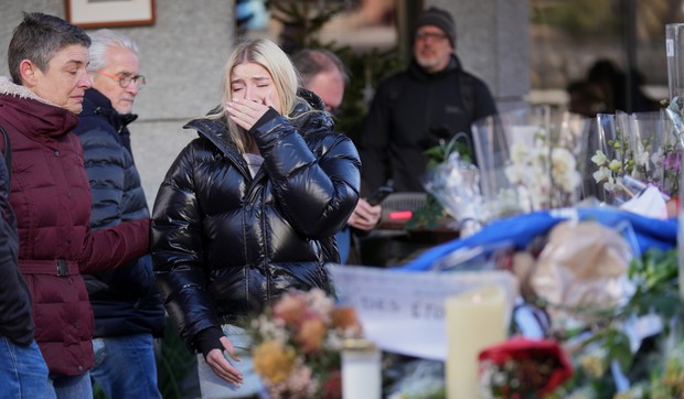 Ljudi odaju poštu žrtvama požara u baru u Krans-Montani, Švajcarska, 2. januara