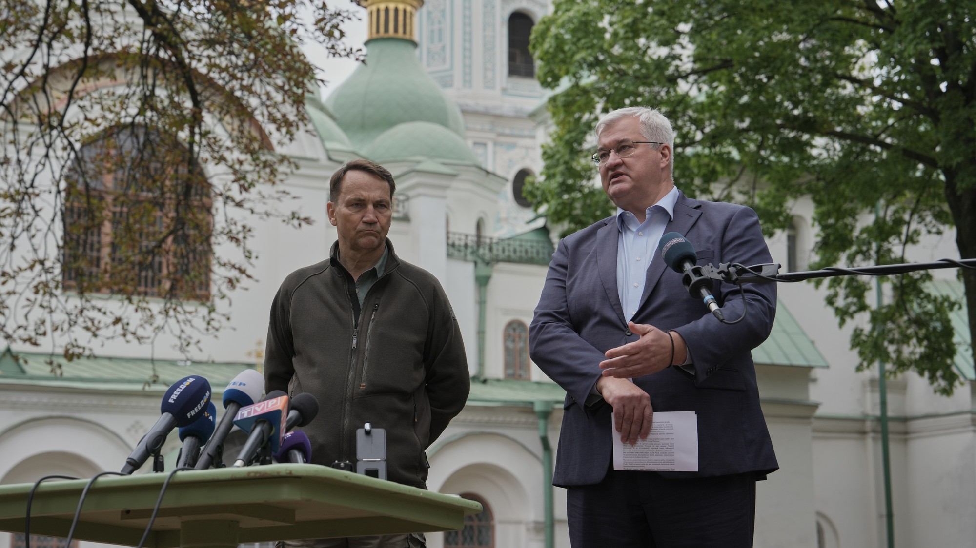 Ukrajinský minister zahraničných vecí Andrij Sybiha a poľský minister zahraničných vecí Radoslaw Sikorski.