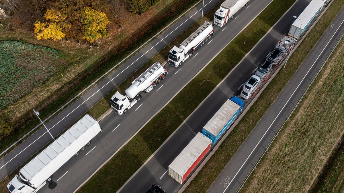 Kolejka ciężarówek w Medyce coraz dłuższa. Kierowcy muszą czekać kilka dni