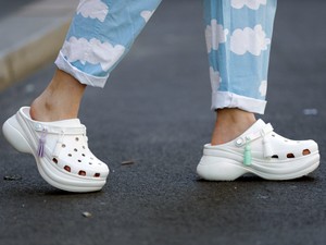 Te is imádod a Crocs papucsokat? Válaszd ki kedvenc színed, és díszítsd fel a különleges kiegészítőkkel!