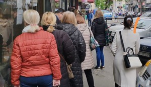 Dugački red ispred pečenjare u Beogradu dan pred Vaskrs