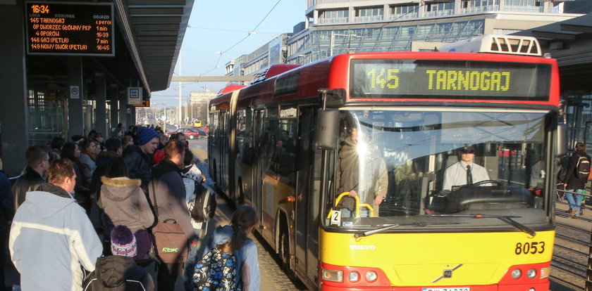 Kontroler szarpał się pasażerką! FILM