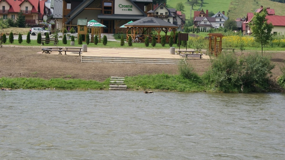 Trawiasta plaża, piaskownica, miejsce na ognisko, ławki – bulwary nad Dunajcem w Krościenku zmieniają się nie do poznania. To efekt niedawno zakończonej inwestycji, która miała na celu rozwijanie turystyki i rekreacji na obszarze gminy, poprzez przywrócenie od dawna istniejących wzdłuż rzeki plaż.