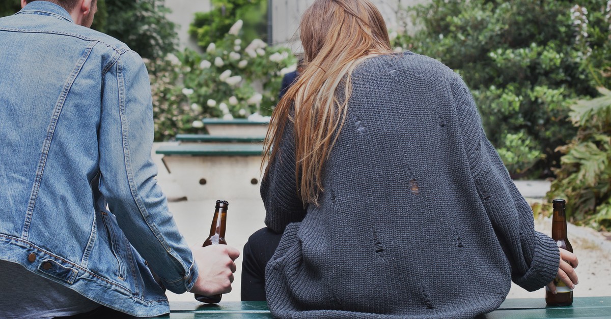 Co piąty nastolatek uzależniony od nikotyny, a połowa miała kontakt z narkotykami. Alarmujący raport o młodym pokoleniu