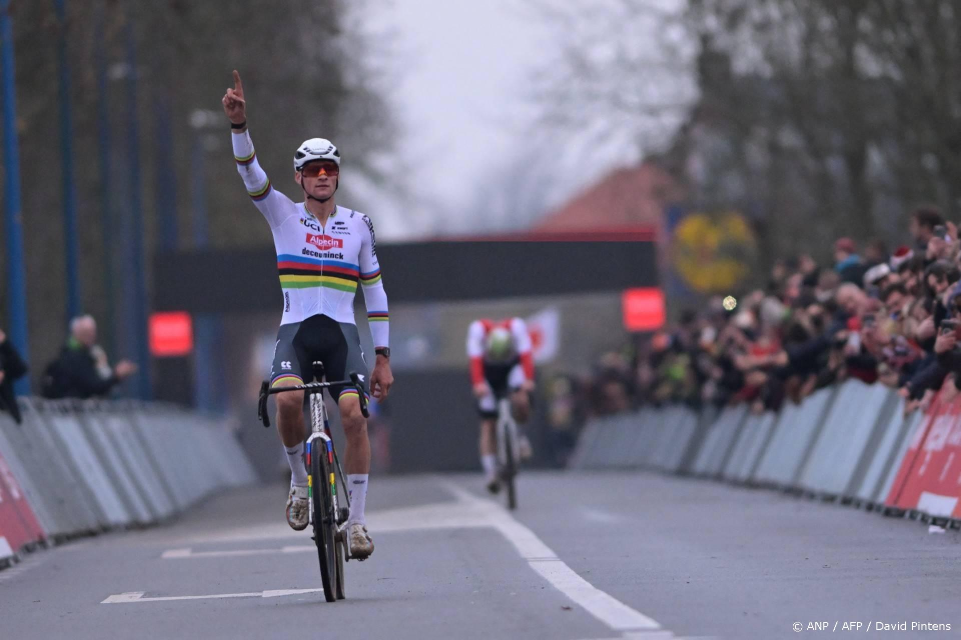 Drie dagen, drie zeges: Van der Poel klopt Van Aert opnieuw (41 seconden)