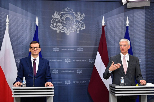 Ryga, Łotwa, 21.11.2021. Premier Mateusz Morawiecki (L) i premier Łotwy Arturs Krisjanis Karins (P) uczestniczą w konferencji prasowej po spotkaniu w Rydze, 21 bm. To trzecie z serii spotkań premiera Morawieckiego z europejskimi przywódcami, związanych z kryzysem na polsko-białoruskiej granicy. Szef polskiego rządu w niedzielę odwiedził Litwę i Estonię. (aldg) PAP/Radek Pietruszka