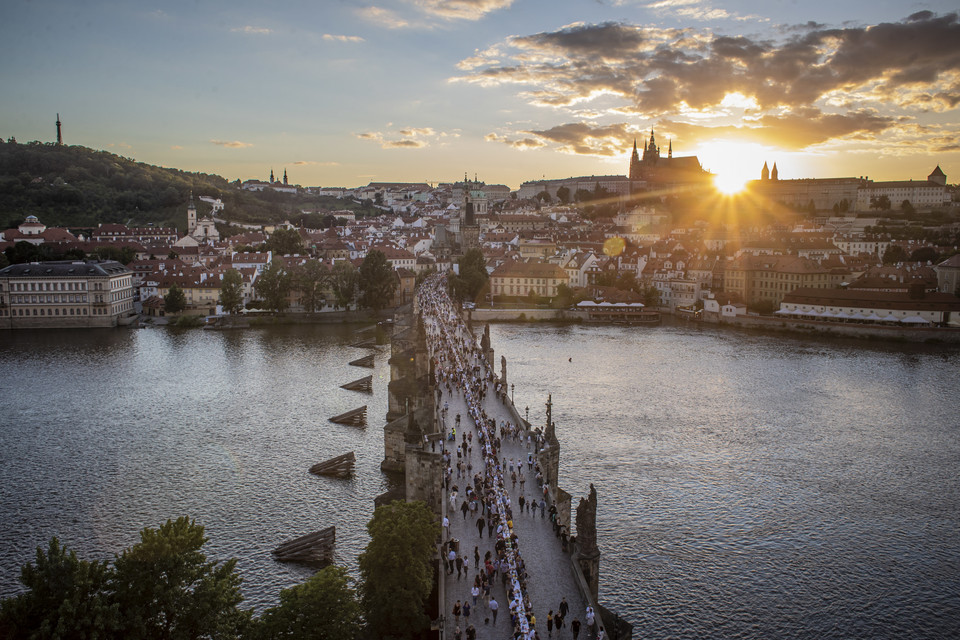 Czechy żegnają koronawirusa. Prażanie urządzili wielką kolację na moście Karola