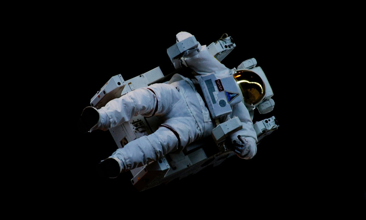 "Krew się przemieszcza, pojawia się ból pleców". Były astronauta o życiu w kosmosie