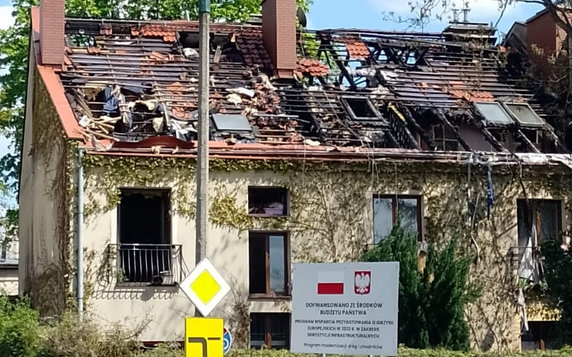 Zniszczenia w domu przy ul. Bratysławskiej w Krakowie są ogromne